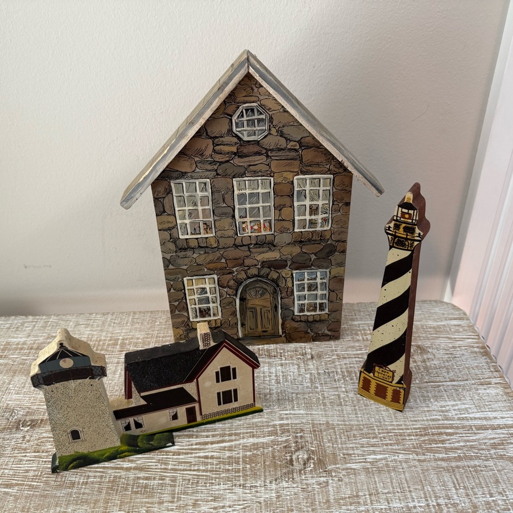 Vintage Handmade and Hand-painted in Massachusetts wooden houses and lighthouses - Picture 3 of 16